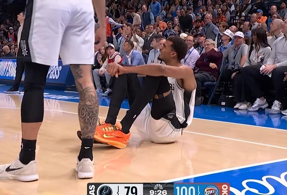 世俱杯买球官网入口-夹腿垫脚撞膝盖，文班被干倒6次！遭遇雷霆武术队，气得扭头就走