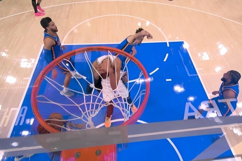 世俱杯买球官网入口-夹腿垫脚撞膝盖，文班被干倒6次！遭遇雷霆武术队，气得扭头就走