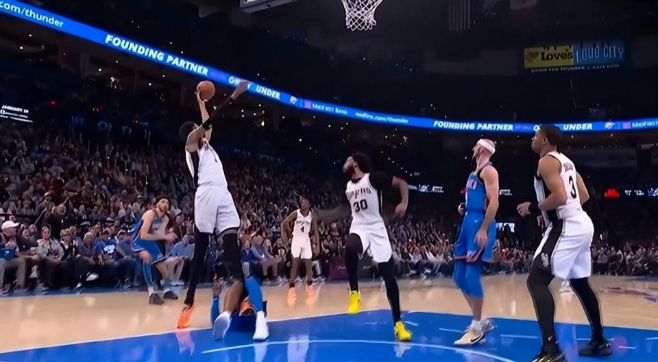 世俱杯买球官网入口-夹腿垫脚撞膝盖，文班被干倒6次！遭遇雷霆武术队，气得扭头就走