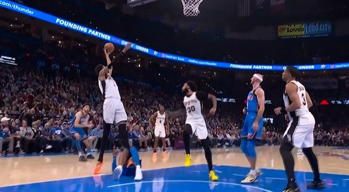 世俱杯买球-危险动作！文班跳起抢板 亚历山大倒地夹住其脚导致摔倒！